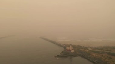 Oregon Wildfire 'dan kumsaldaki kahverengi havanın dramatik drone görüntüleri 