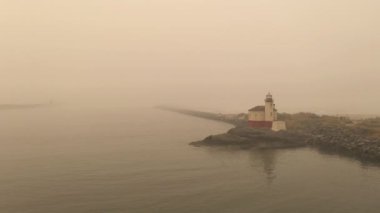 Bandon 'daki Coquille Nehri Deniz Feneri, orman yangınlarının dumanlı havasıyla çevrili.