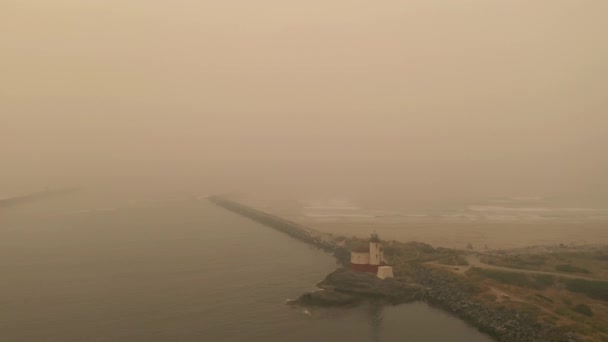 オレゴン山火事から海岸の茶色の空気の劇的なドローン映像 — ストック動画