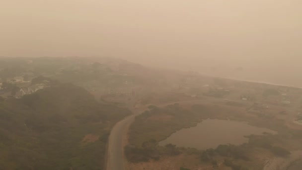 Flygfoto av Bandon Oregon under skogsbrändsäsongen 2020 med brun askfylld luft — Stockvideo