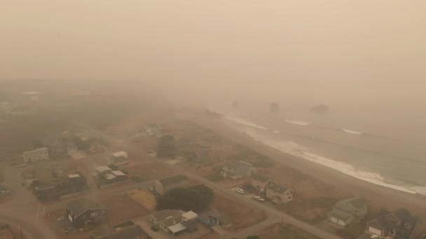 Aérea de Bandon Oregon durante la temporada de incendios forestales 2020 con ceniza marrón llena de aire — Vídeos de Stock