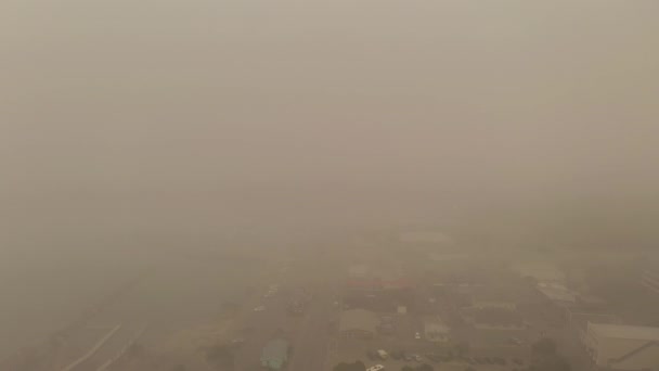 在野火季节2020年俄勒冈州班顿的空中，用棕色灰填充空气 — 图库视频影像