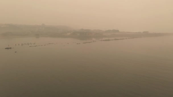 Luftaufnahme von Bandon Oregon während der Waldbrandsaison 2020 mit brauner Asche gefüllter Luft — Stockvideo