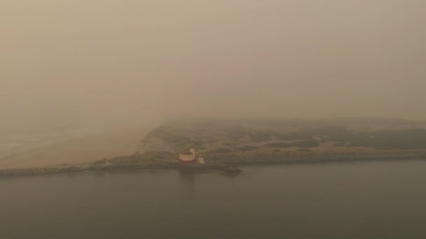 Орегонские лесные пожары создают ужасное загрязнение воздуха на побережье в Бандоне — стоковое видео