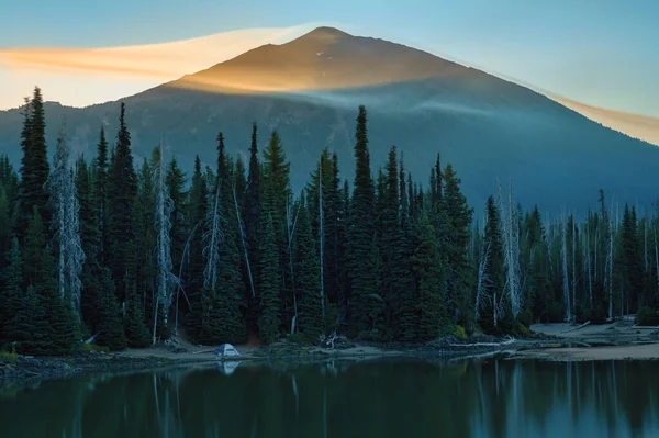 Rook van verre bosbranden 2020 omringen Mt. Vrijgezel in Oregon, inzoomen. — Stockfoto