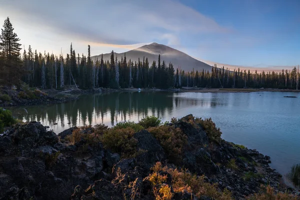 Rook van verre bosbranden 2020 omringen Mt. Vrijgezel in Oregon. Sparks Lake op de voorgrond. — Stockfoto