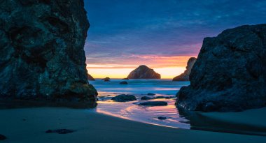 Bandon Oregon 'da kayaların arasında ünlü Face Rock.