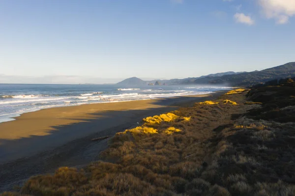 Costa del Pacífico cerca de Ophir Oregon con dunas y playa. — Foto de Stock