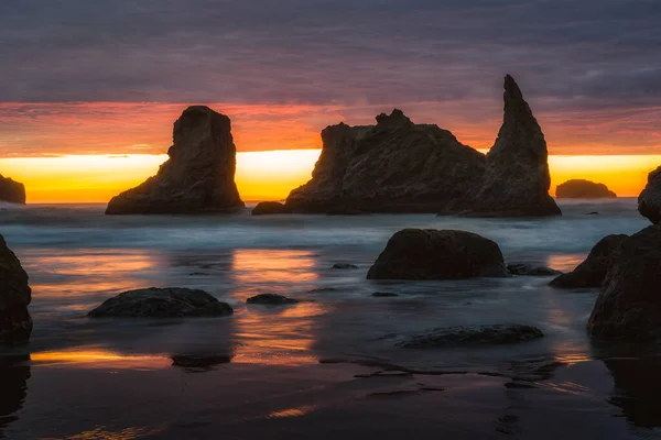 Formations rocheuses spectaculaires et magnifiques sur la côte de l'Oregon. — Photo