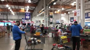Eugene 'deki Costco' da zorunlu maske takan müşteriler ve çalışanlar
