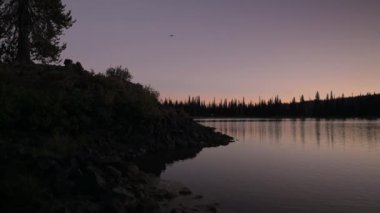 Güzel gün doğumu pembe gökyüzü Bend, Oregon yakınlarındaki Sparks Gölü 'nde yansıyor..