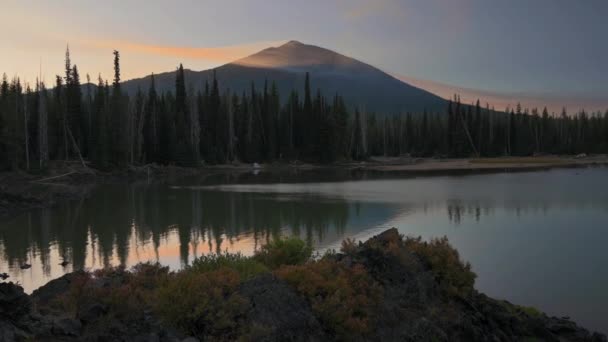 Σκηνή κάμπινγκ στο Sparks Lake στο Bend Όρεγκον με καπνό στον ουρανό από πυρκαγιές. — Αρχείο Βίντεο