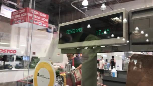 Caja registradora muestra compras y precios en pantalla — Vídeo de stock