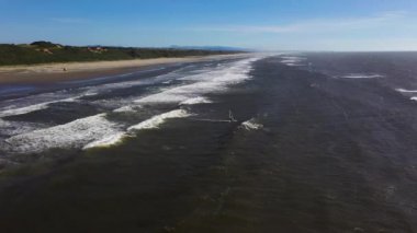 İnsansız hava aracı Oregon 'da Pasifik Okyanusu' nda uçurtma sörfçüsü üzerinde uçuyor.