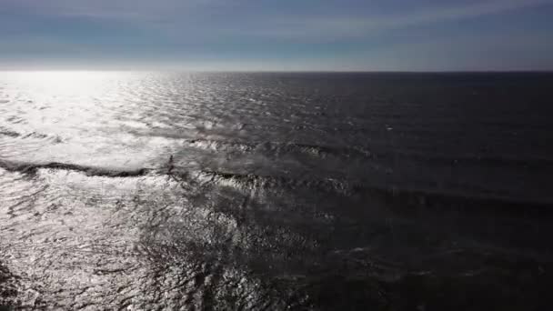 Drohne fliegt bei sonnigem Wetter über Kite-Border im offenen Meer — Stockvideo