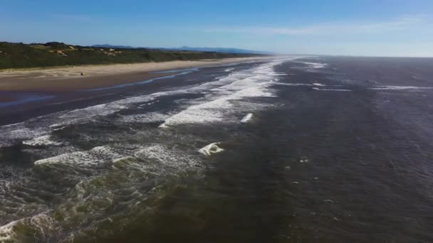 Aerea dell'oceano in Oregon con aquilone surfista in lontananza — Video Stock