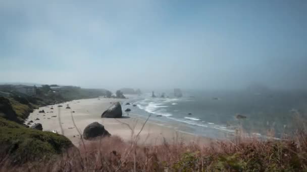 Time-lapse of Bandon Face Rock Beach State Park during foggy day — Stock video