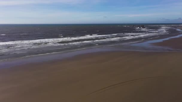 Drone lata nad piaszczystą plażą w kierunku otwartego oceanu — Wideo stockowe