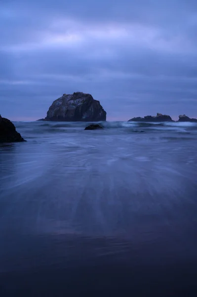 Víz csíkok előtt Face Rock Bandon, Oregon — Stock Fotó