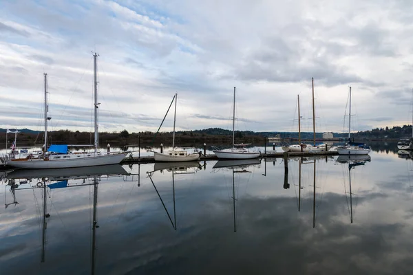 Bateaux de pêche amarrés dans le port de Coos Bay, Oregon, États-Unis — Photo