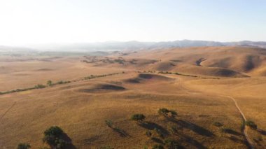 Santa Barbara County, ABD 'deki Los Alamos tepelerinde uçan insansız hava aracı.
