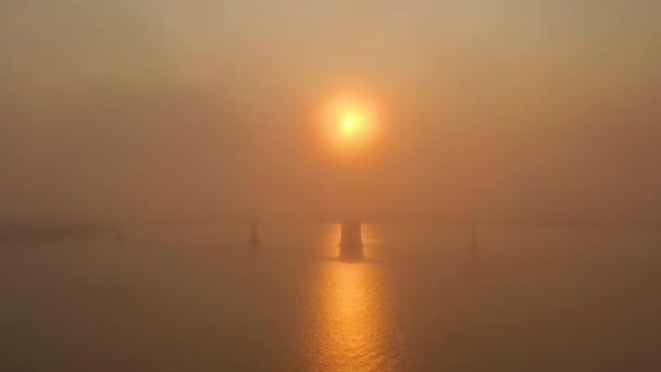 Espesa neblina naranja del Fuego de Cristal en Napa sobre el Puente de la Bahía de San Francisco — Vídeo de stock