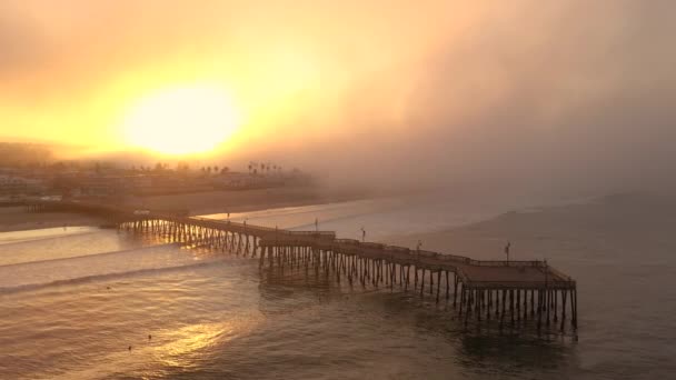 Unheimlicher orangefarbener Sonnenaufgang vom nahe gelegenen California Wildfire in der Nähe von Pismo Beach — Stockvideo