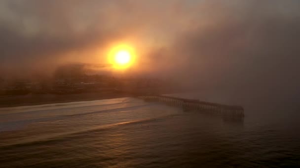 California 2020 temporada de incendios forestales Pismo Beach Pier espeluznante amanecer — Vídeos de Stock