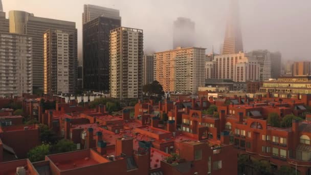 ドローンは近くの山火事からかすんで霧の日にサンフランシスコの建物の上に上昇します — ストック動画
