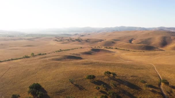 Drone che sorvola le colline di Los Alamos nella contea di Santa Barbara, Stati Uniti — Video Stock