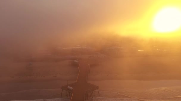 Kalifornien 2020 Waldbrandsaison Pismo Beach Pier unheimlichen Sonnenaufgang. Drohne über Pier — Stockvideo