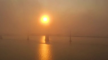 Napa 'daki Cam Ateş' ten San Francisco Körfez Köprüsü 'nün üzerine gelen güneş topu.