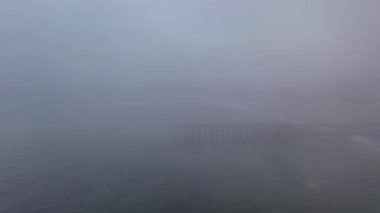 Pismo sahil iskelesini çevreleyen sisli hava aracı görüntüsü