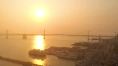 San Francisco Körfez Köprüsü ve ufuk çizgisi üzerindeki Cam Ateş 'in kalın turuncu sisi.