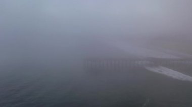 İnsansız hava aracı sisli havada Pismo Sahili 'nin üzerinde uçuyor.