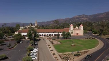 İHA Santa Barbara ve otoparkına doğru yükseliyor.