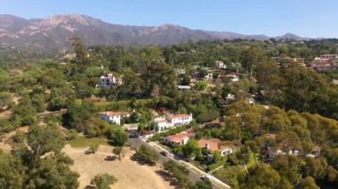 Santa Barbara 'nın yemyeşil çevresindeki güzel binaları