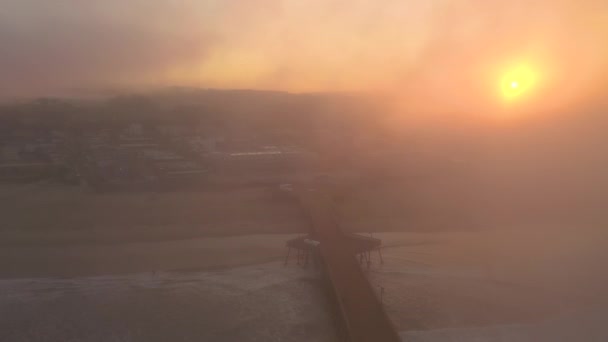 ピズモビーチ近くのカリフォルニア山火事からの不気味なオレンジ色の日の出 — ストック動画