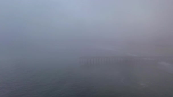 Statische drone schot van mist rond Pismo Beach pier — Stockvideo