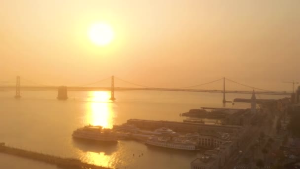 Silný oranžový opar ze Skleněného ohně nad mostem San Francisco Bay a panorama — Stock video