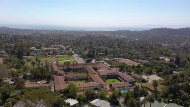 Παλιά αποστολή Santa Barbara πουλιά-eye θέα από drone, ευρύ πλάνο. — Αρχείο Βίντεο