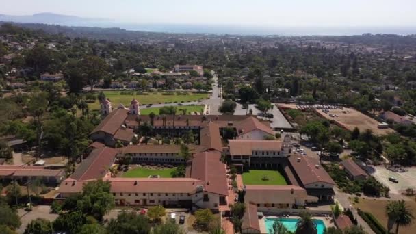 Oude missie Santa Barbara vogels-oog uitzicht van drone. — Stockvideo