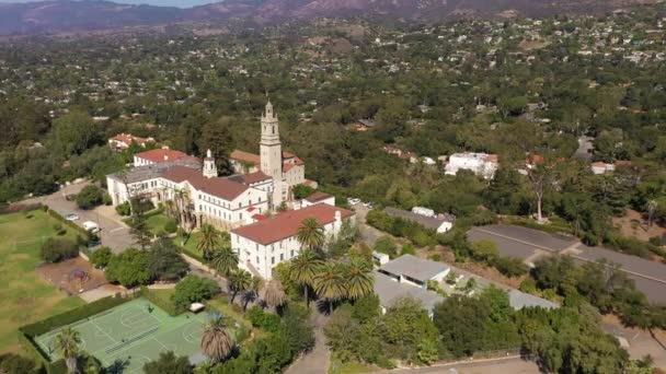 Katholieke kerk Oude Missie Santa Barbara met tennisbanen, antenne — Stockvideo