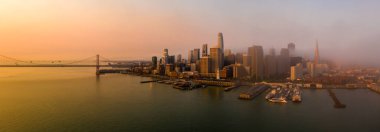 San Francisco havacılık manzarası. Yangından doğan turuncu gökyüzü.