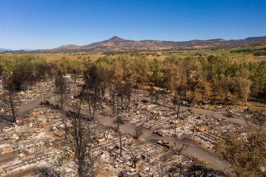 Phoenix Medford Oregon bölgesinde yanmış bir karavan parkı.