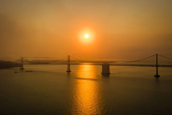 Kísérteties narancssárga ég a Bay Bridge felett San Franciscóban — Stock Fotó