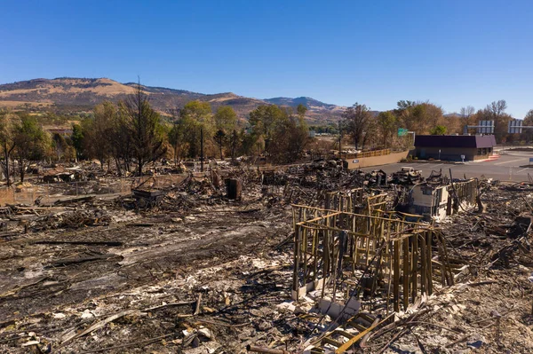 Phoenix 'teki yanan benzin istasyonu Medford Oregon bölgesi. Almeda Fire 2020' den.