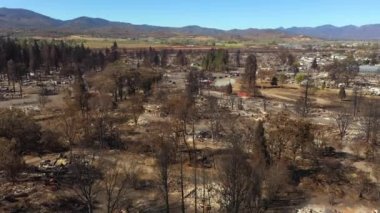 Kilometrelerce yanmış kentsel alan ve Oregon 'daki evler orman yangınlarından. İnsansız hava aracı klibi.