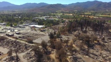 İHA 2020 'deki yangından dolayı Güney Oregon' un harap olmuş bölgesinde daireler çiziyor.. 