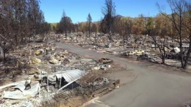 2020 'deki yangından sonra Phoenix Oregon, ABD' de yanmış bir karavan parkı..